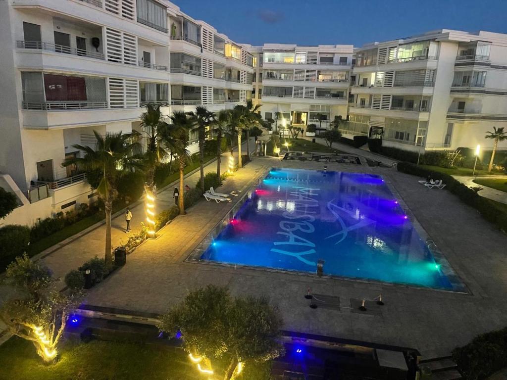 an overhead view of a large swimming pool in a building at Très bel appartement neuf à Mansbay Manssouria in Mohammedia