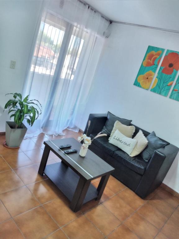 sala de estar con sofá y mesa de centro en Hospedaje Isabelina en Las Heras