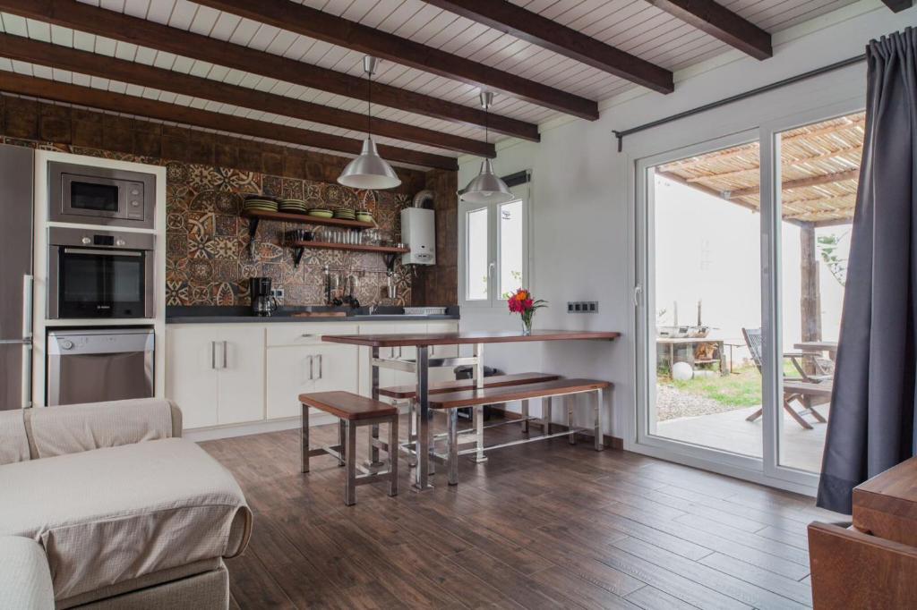 Il comprend une cuisine et un salon avec une table et un canapé. dans l'établissement House in Tarifa beach in Valdevaqueros, à Tarifa