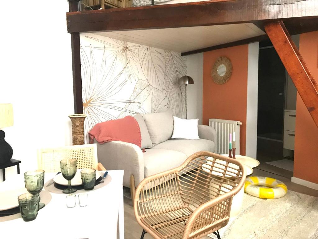 - un salon avec un canapé, des chaises et des tables dans l'établissement LE PETIT PRESBYTERE - HyperCentre - Rez de Chaussée - Thermes, à Vichy