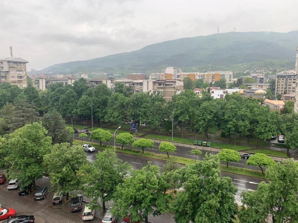eine Stadt mit Autos auf einem Parkplatz in der Unterkunft Center Nova Luxary Home in Skopje