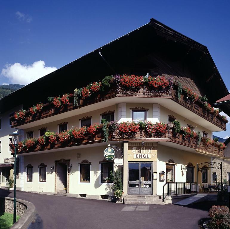 un edificio con cajas de flores en su lado en Gasthof-Fleischerei Engl, en Kötschach-Mauthen
