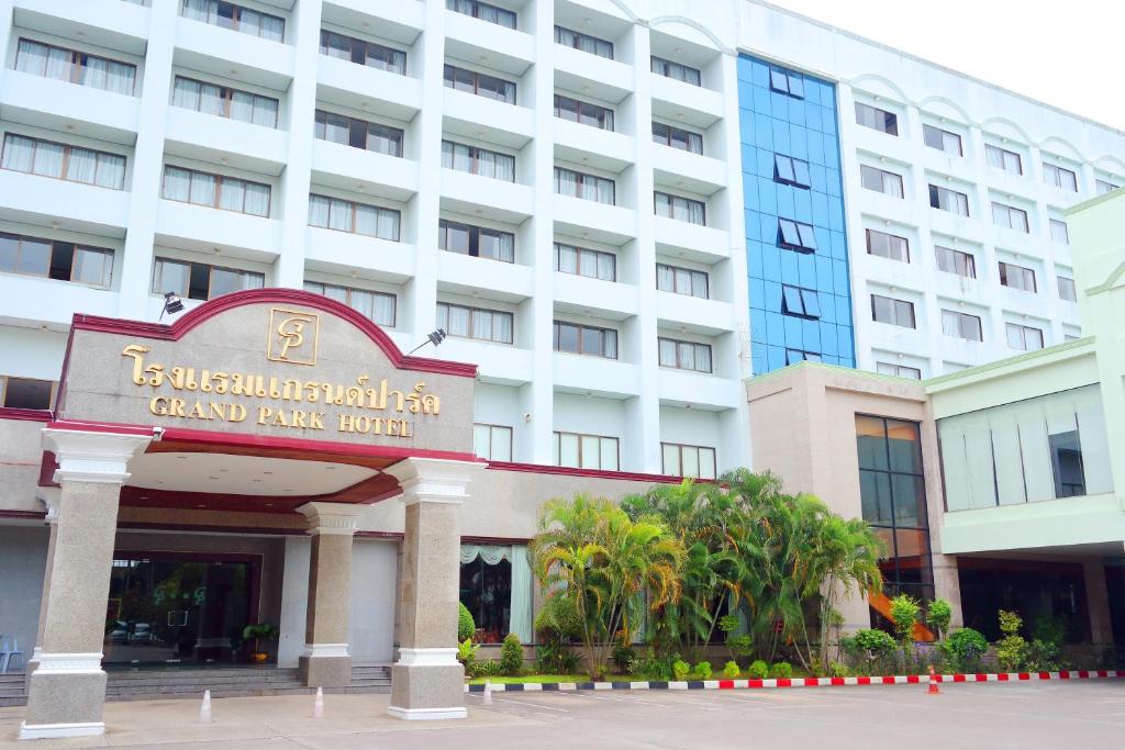 ein Gebäude mit einem Schild davor in der Unterkunft Grand Park Hotel in Nakhon Si Thammarat