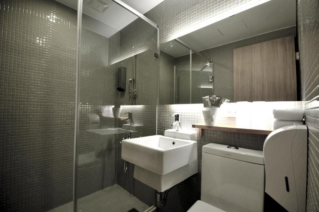 高雄的住宿－河堤國際商旅，一间带水槽和玻璃淋浴的浴室