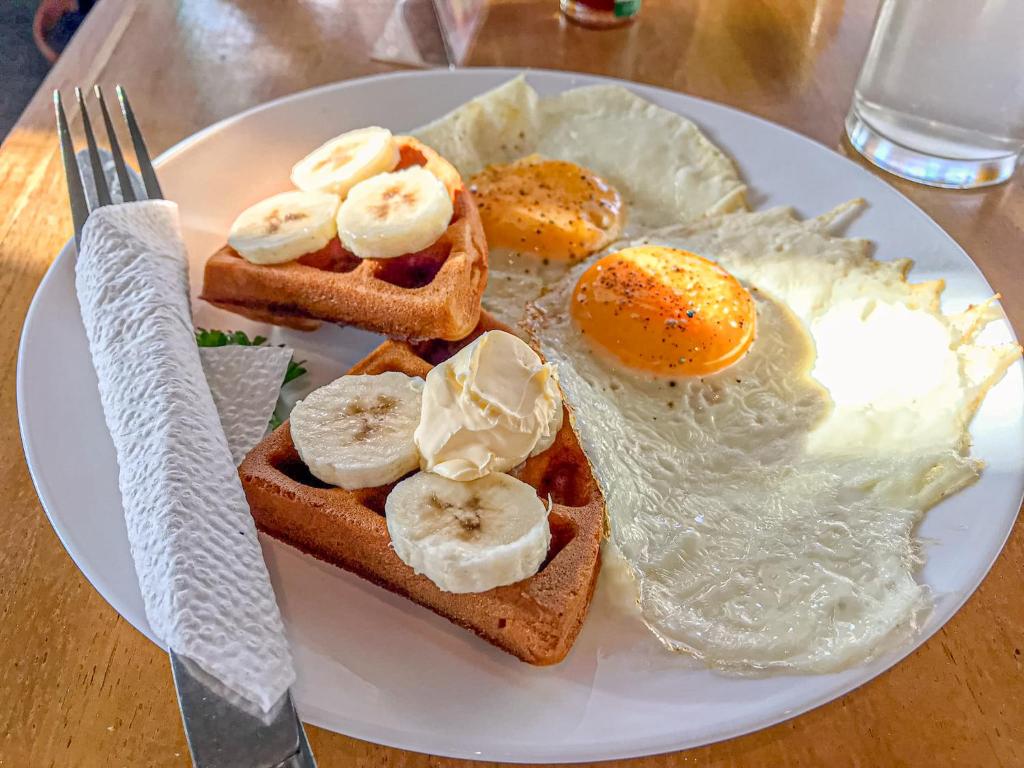 - un plateau de petit-déjeuner composé d'œufs et de pain grillé dans l'établissement The Yellow Capsule Hotel Close to Airport, à Cancún