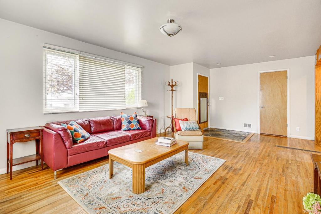 uma sala de estar com um sofá vermelho e uma mesa em Salt Lake City Home Close to Trails and Museums! em Salt Lake City