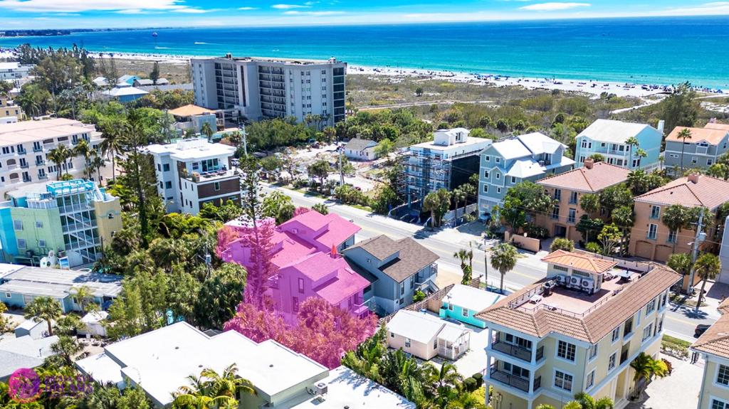 una vista aerea di una città con edifici e la spiaggia di Beach Road Condo, Patio, Siesta Key Village and Beach Walkable a Siesta Key