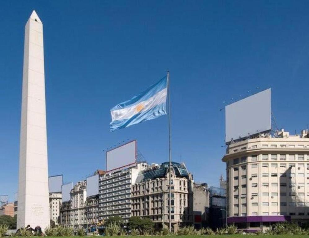 ブエノスアイレスにあるCampeones del Mundoの高層ビルが立ち並ぶ街の前にはためく旗