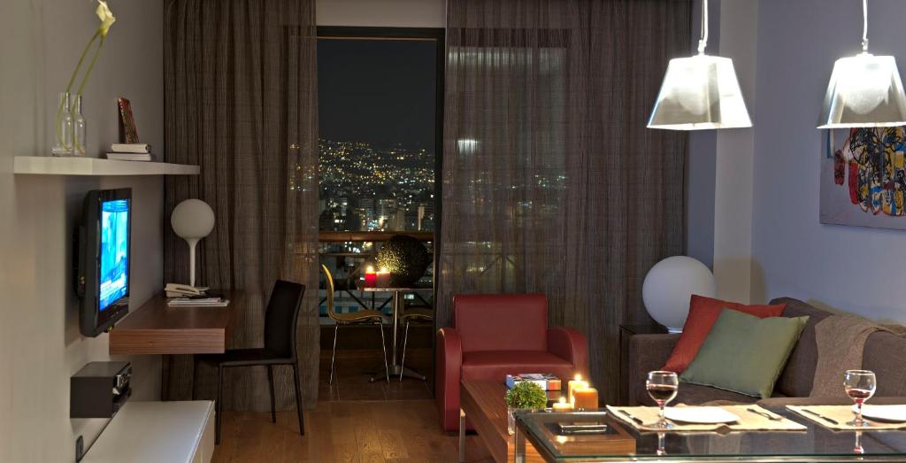 TV a/nebo společenská místnost v ubytování ParkTower Suites