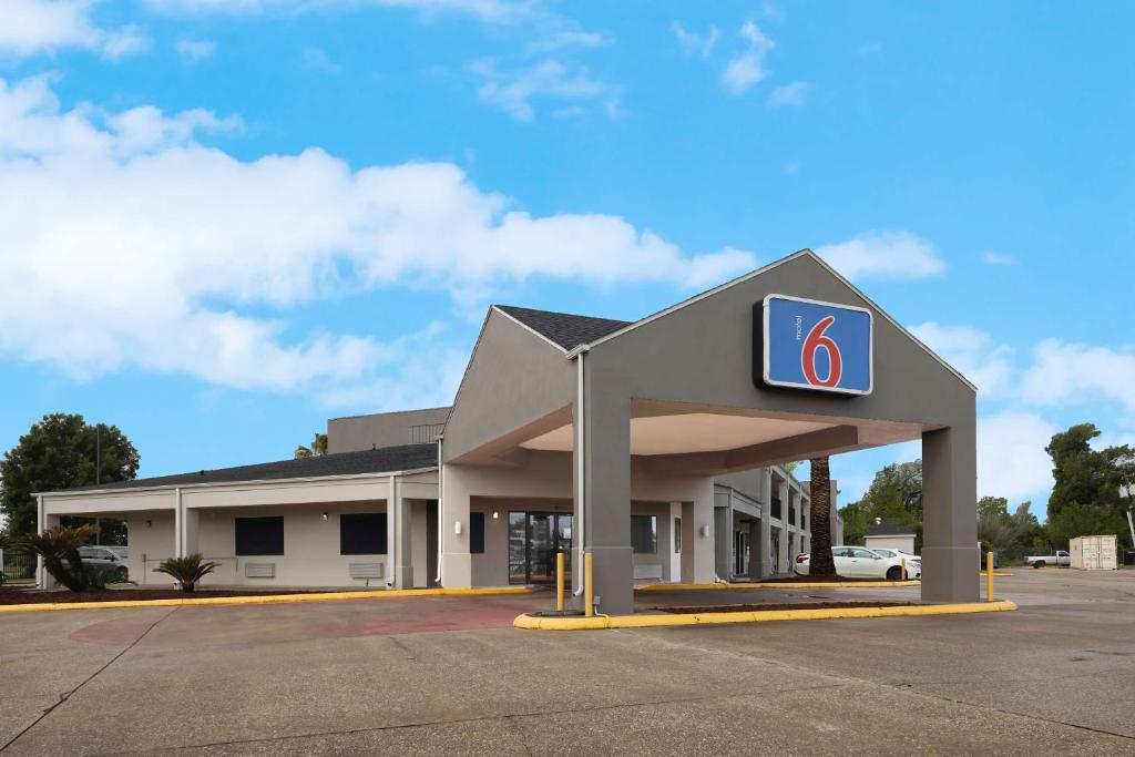 stacji benzynowej z napisem z przodu w obiekcie Motel 6 Lake Charles, LA w mieście Lake Charles