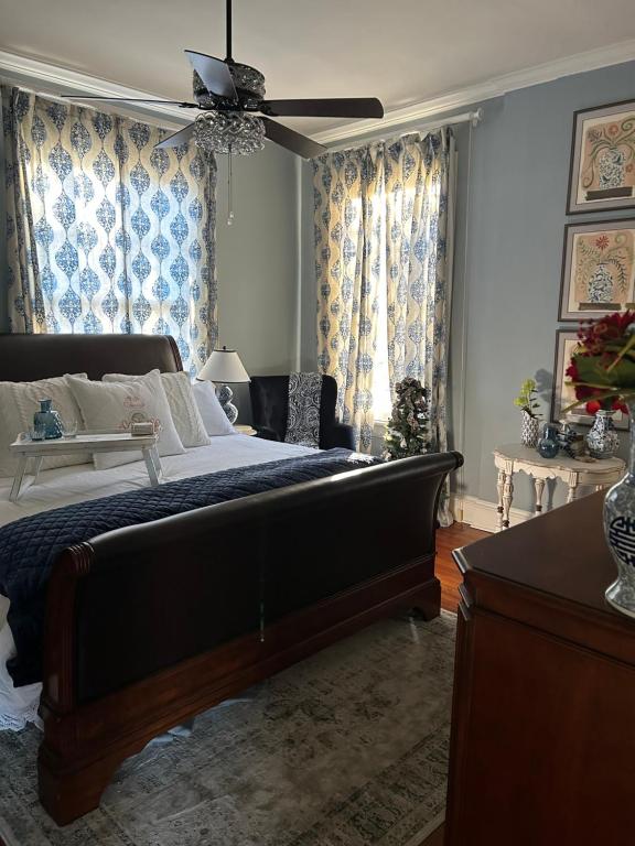 Jenny's Downtown Hideaway Bed and Breakfast - Housity