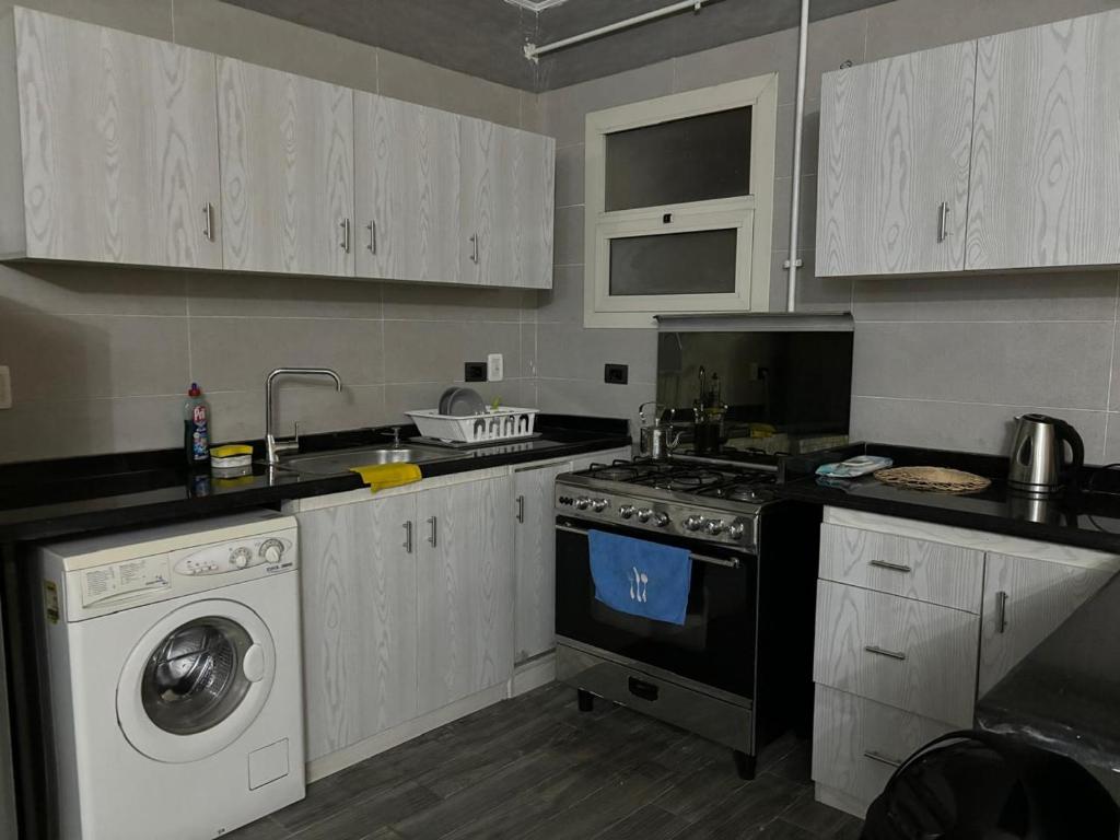 Kuchyň nebo kuchyňský kout v ubytování Heliopolis Residence Shorouk city, Cairo (premium)