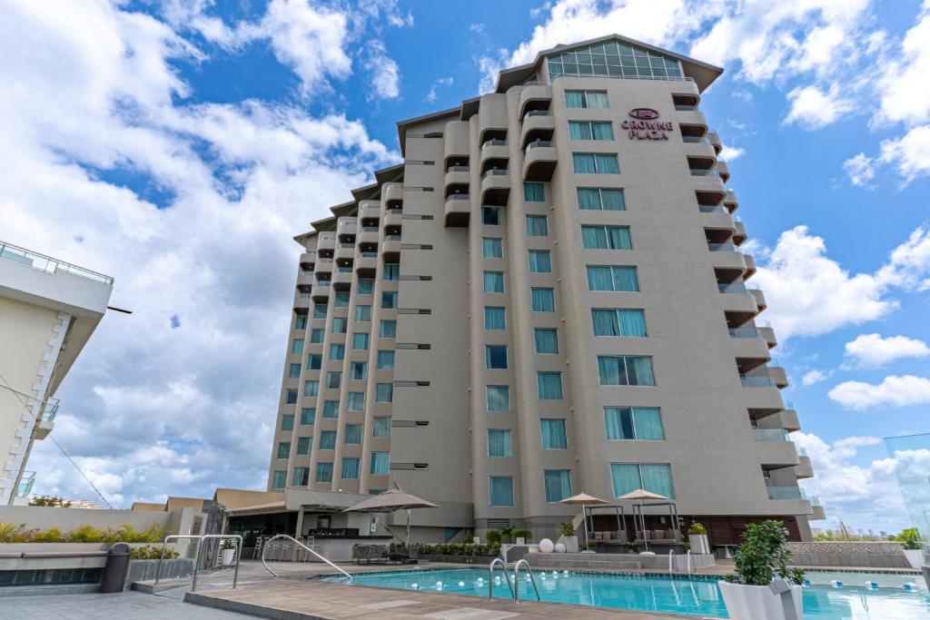 un hotel con piscina di fronte di Crowne Plaza Santo Domingo, an IHG Hotel a Santo Domingo