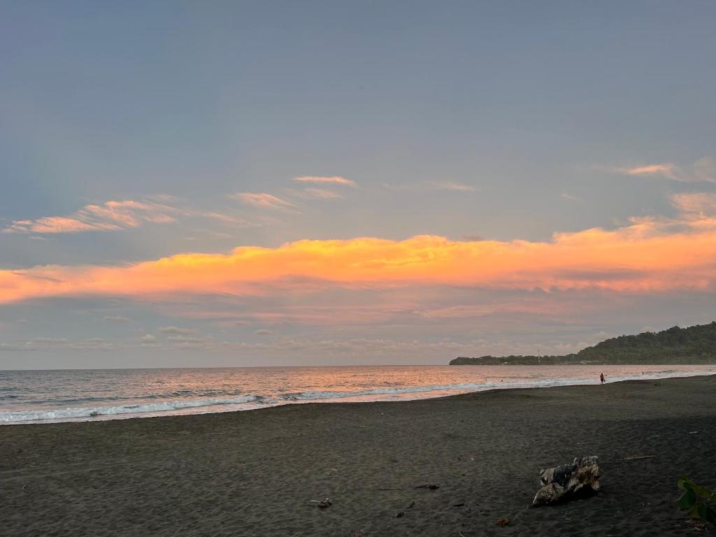 una playa con un cielo nublado y el océano en Apartamento caribe sur en Puerto Limón