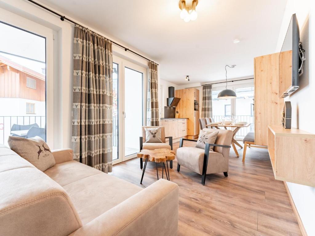 Televízia a/alebo spoločenská miestnosť v ubytovaní Falken Suites TOP 5