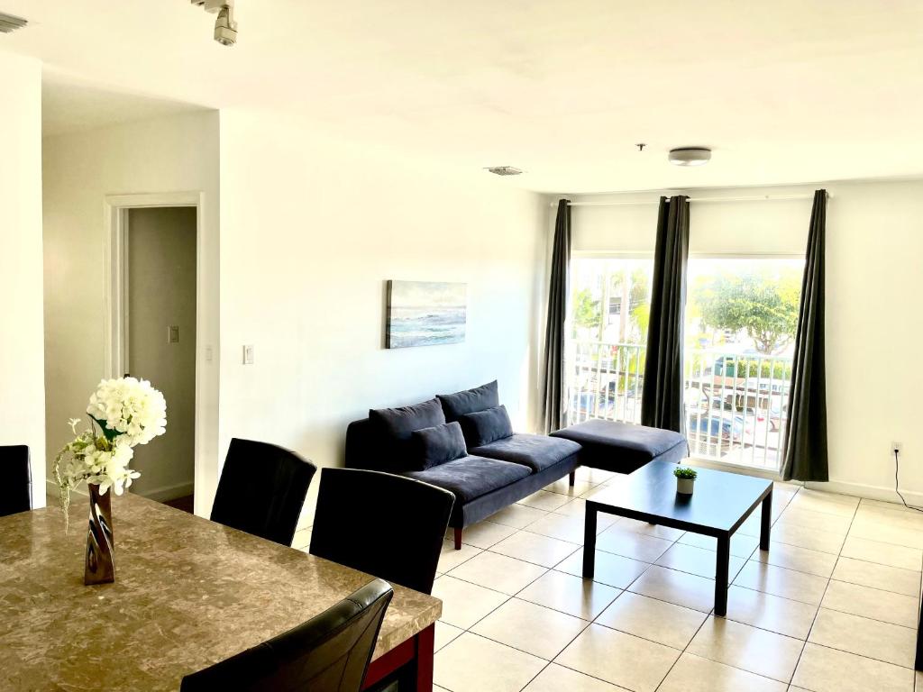 ein Wohnzimmer mit einem Sofa und einem Tisch in der Unterkunft Private bedroom in Miami Coral Gables in Miami