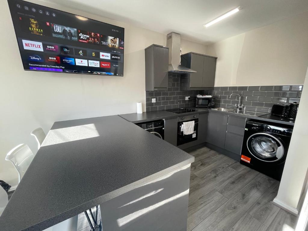 uma cozinha com máquina de lavar e secar roupa em RYAN I AIR I BNB - 458 Mill Street - Free Parking em Liverpool