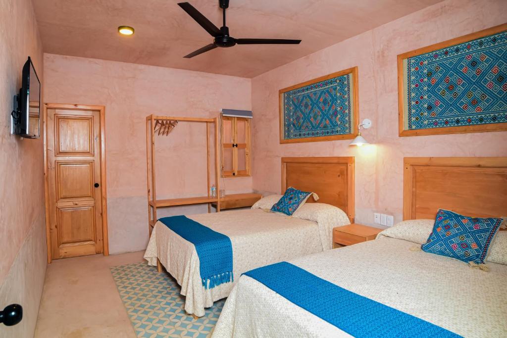 1 dormitorio con 2 camas y ventilador de techo en Hotel Mansión Chiapa, en Chiapa de Corzo