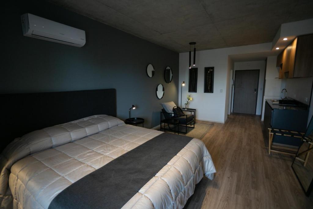 1 dormitorio con 1 cama y 1 habitación con escritorio en UNDICI By OWN Republica de la Boca en Buenos Aires