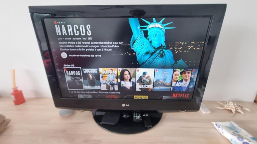 Una televisión o centro de entretenimiento en VUE SUR MER
