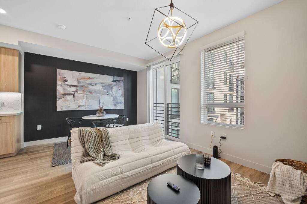 Χώρος καθιστικού στο Luxury Modern Apt in Irvine
