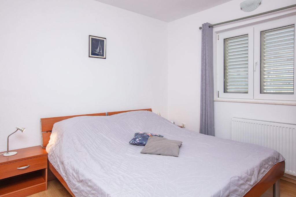 Postel nebo postele na pokoji v ubytování Apartments by the sea Rogoznica - 17129
