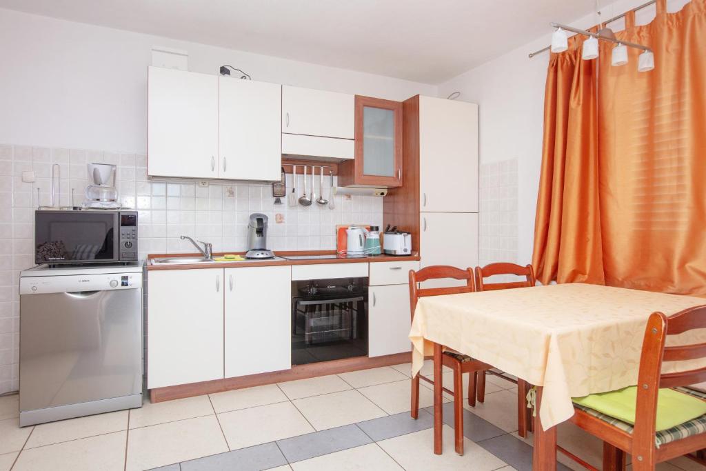 Kuchyň nebo kuchyňský kout v ubytování Apartments by the sea Rogoznica - 17129