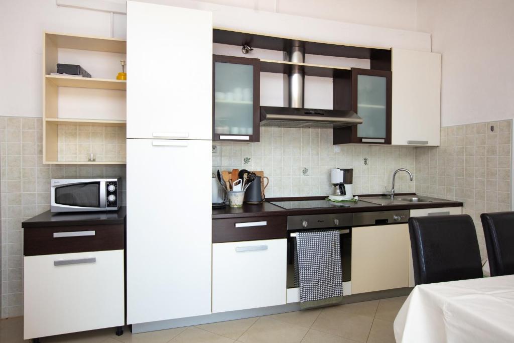 Kuchyň nebo kuchyňský kout v ubytování Apartments by the sea Rogoznica - 17129
