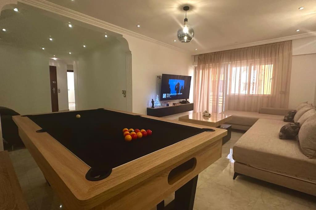 a living room with a pool table in it at Grand Appartement Agdal Centre I Suite & Billard in Rabat