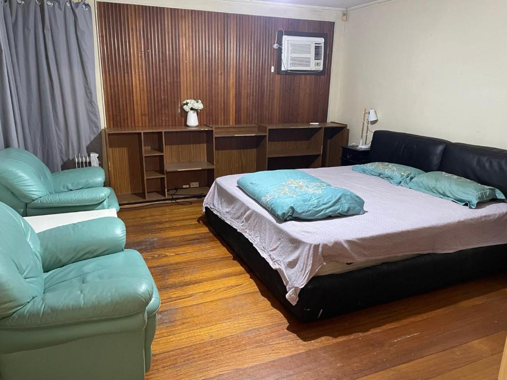 Ένα ή περισσότερα κρεβάτια σε δωμάτιο στο K. A hundred meters is equivalent to a tram station homestay and king bed