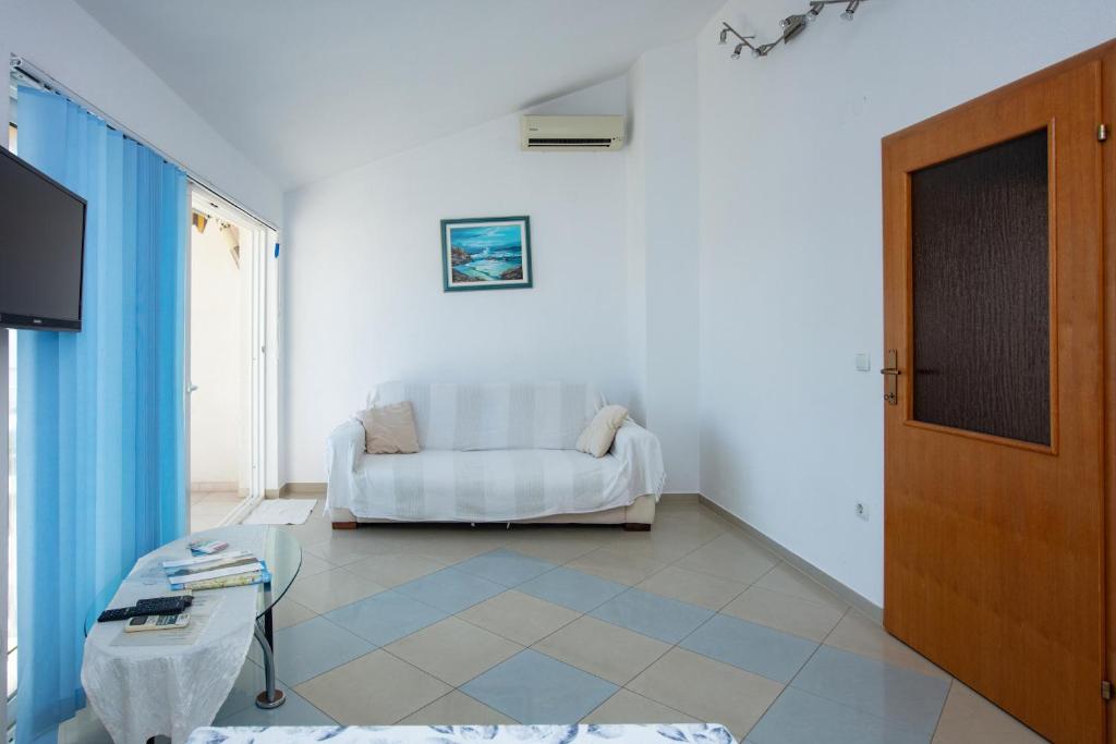Apartments by the sea Rogoznica - 17129 - 一居室公寓，带露台和海景