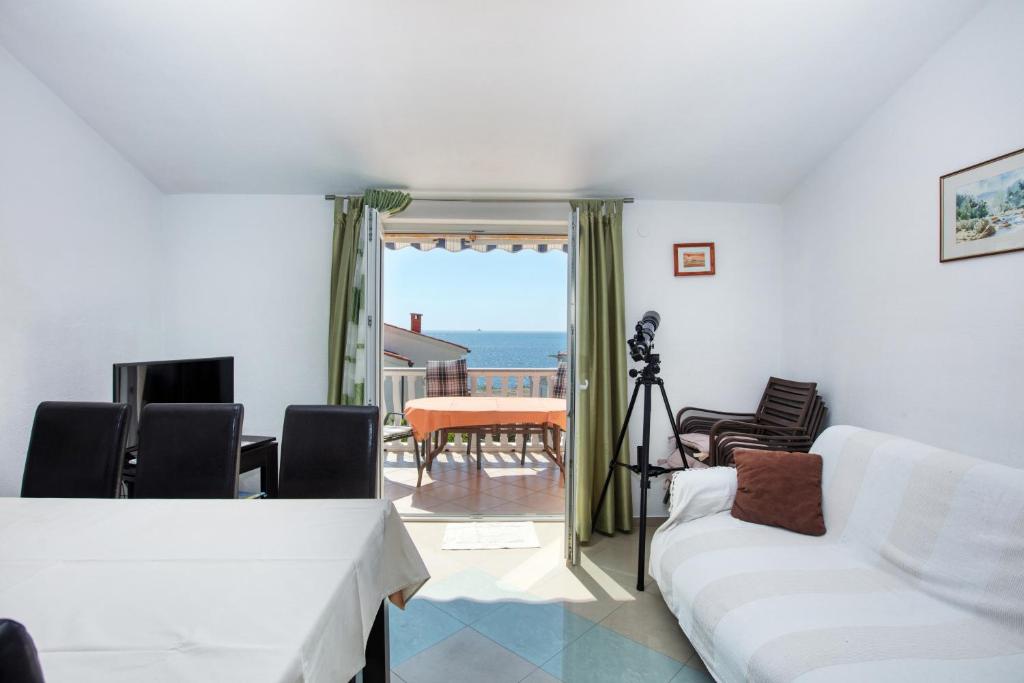 Apartments by the sea Rogoznica - 17129 - 两居室公寓，带露台和海景