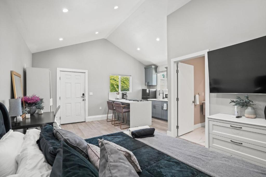 a living room with a couch and a kitchen at New Modern Cozy Guest House, Parking, Pet Friendly in Mar Vista! in Los Angeles