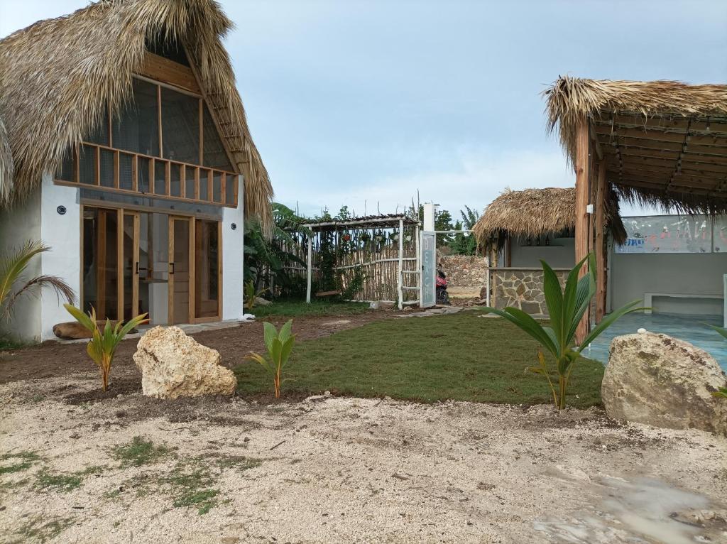 uma casa com um quintal com uma piscina em Blue Beach Eco-Hotel by Sanfabini em Bayahibe