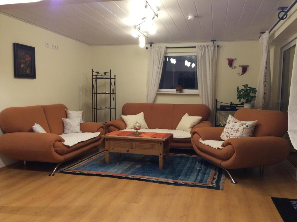 ein Wohnzimmer mit 2 Sofas und einem Couchtisch in der Unterkunft Ferienwohnung Sandkaute in Hellstein