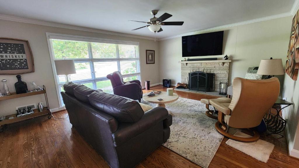 ein Wohnzimmer mit einem Sofa und einem Tisch in der Unterkunft Cozy Hub near Louisville's Attractions w Office in Louisville