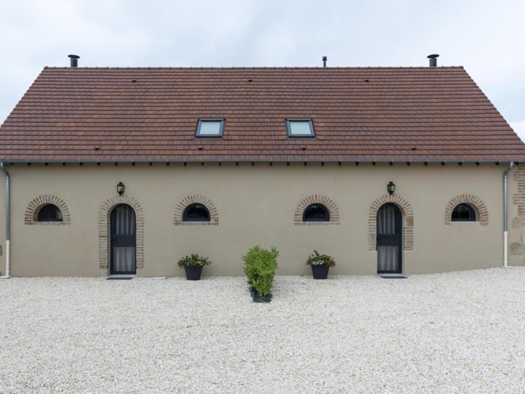 a building with three windows and a roof at Gîte Chapeau, 3 pièces, 4 personnes - FR-1-489-79 in Chapeau