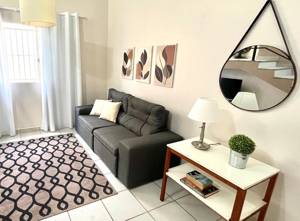 uma sala de estar com um sofá e um espelho em Casa Ampla - Ótima Localização em Piracicaba