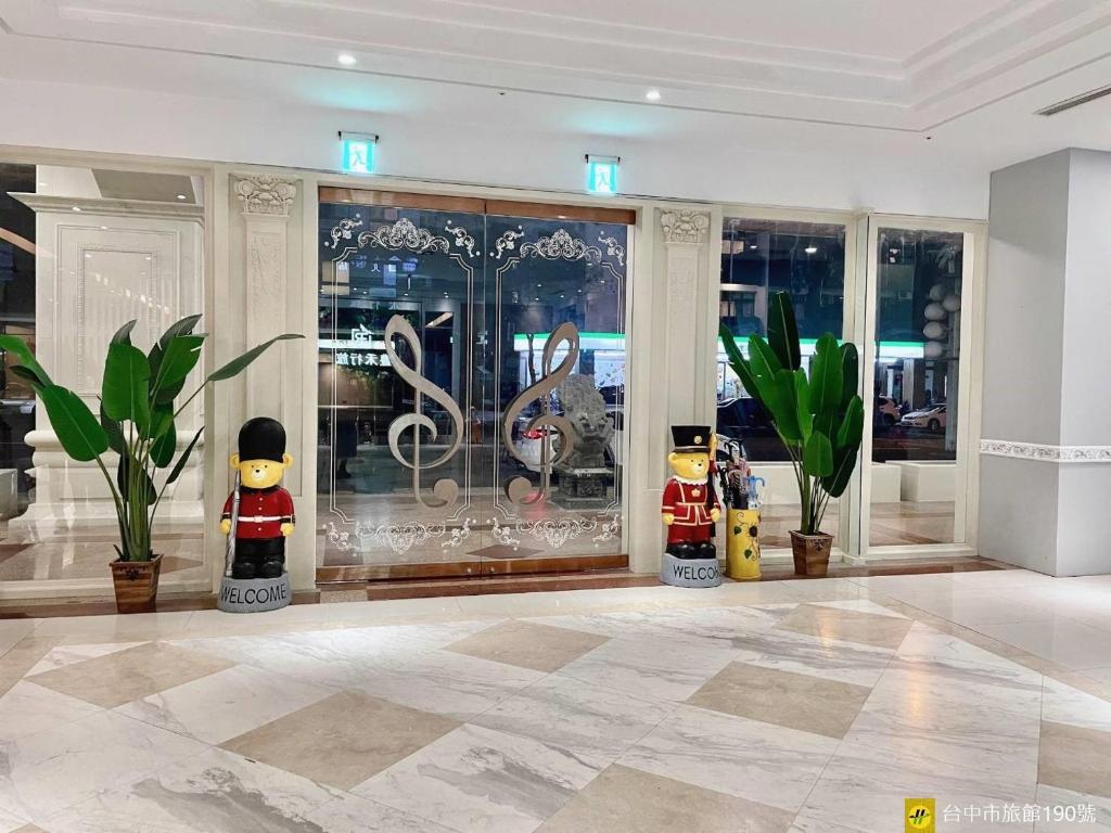 um lobby com uma vitrine com estatuetas em exposição em Hotel Champs Elysées em Taichung