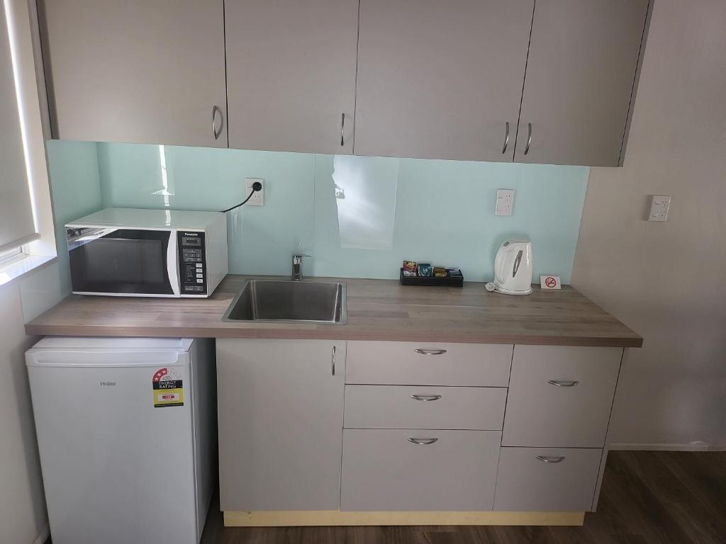 Kuchyň nebo kuchyňský kout v ubytování Ferrylink Motel