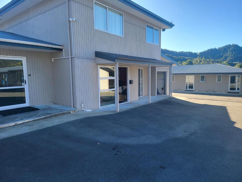 a large house with a driveway in front of it at Ferrylink Motel in Picton