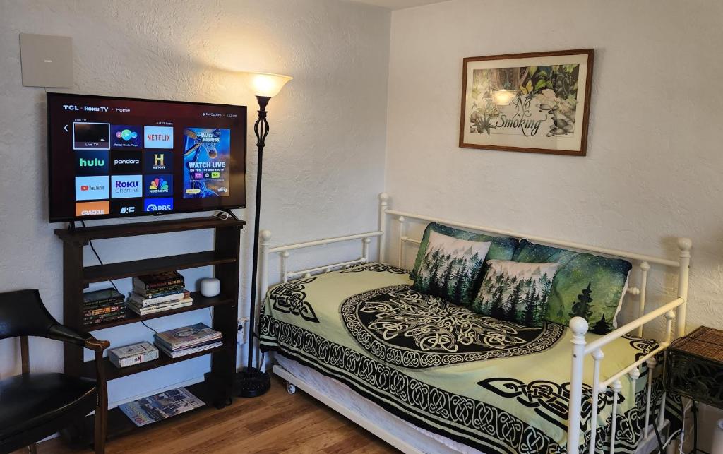 - une chambre avec un lit et une télévision à écran plat dans l'établissement Sweet 2 bedroom close to U of Oregon & track!, à Eugene