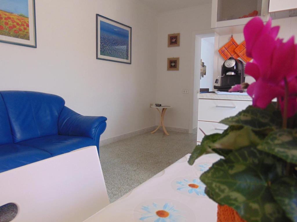 マテーラにあるAppartamento Malùのリビングルーム(青いソファ、テーブル付)