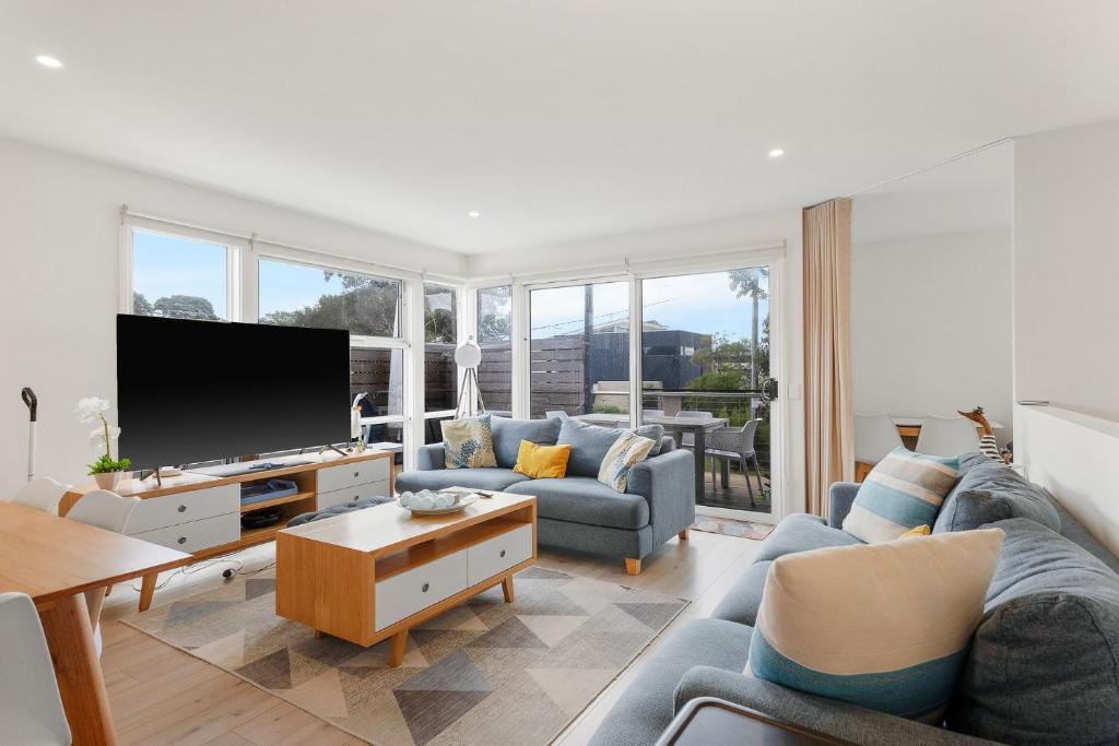 カウズにあるThe Seaside Havenのソファとテレビのあるリビングルーム