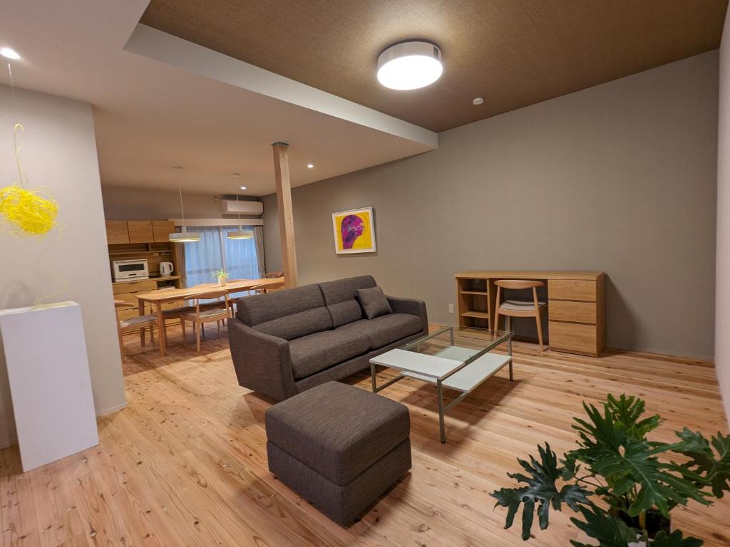 福岡的住宿－Cobaco Ohori - Renovation Vacation rental，客厅配有沙发和桌子