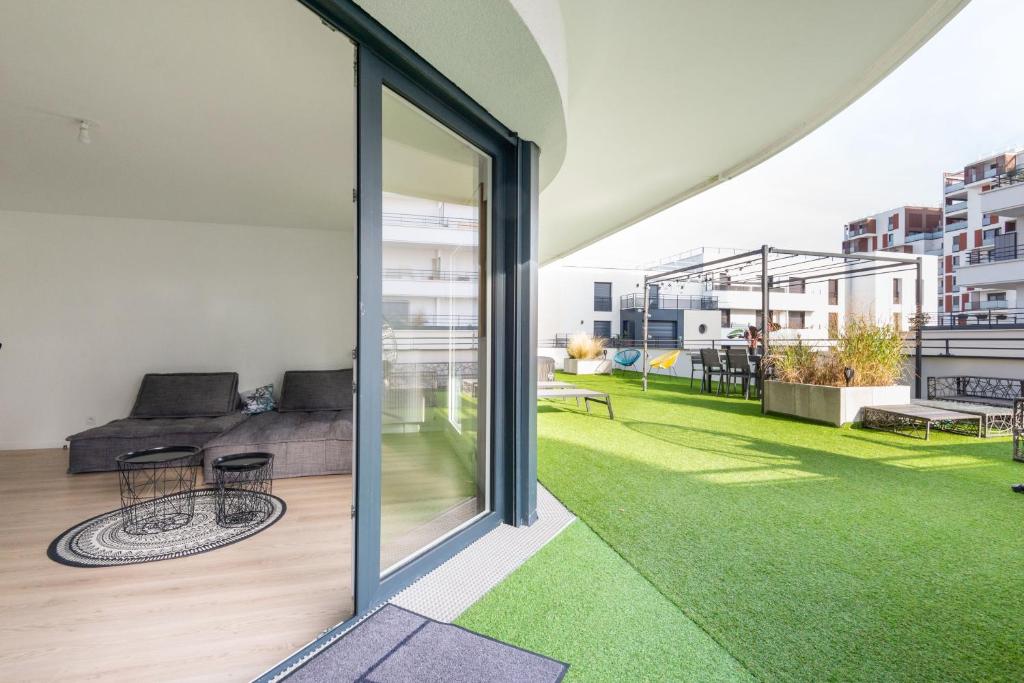 Zahrada ubytování Residence Abraham - Bed and Breakfast Guest Room 2 LaDéfense U-Arena #Parking #Terasse #Fibre #Netflix