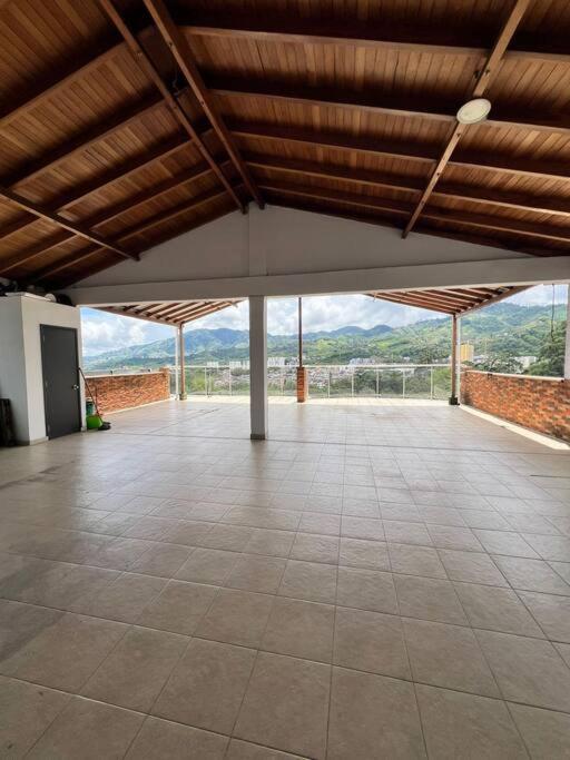een grote, lege kamer met uitzicht op een berg bij Hermoso penthouse dosquebradas in Dosquebradas