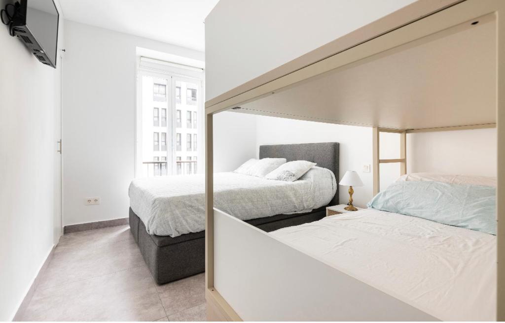 1 Schlafzimmer mit 2 Betten und einem Spiegel in der Unterkunft Wonderful room en suite in San Sebastián