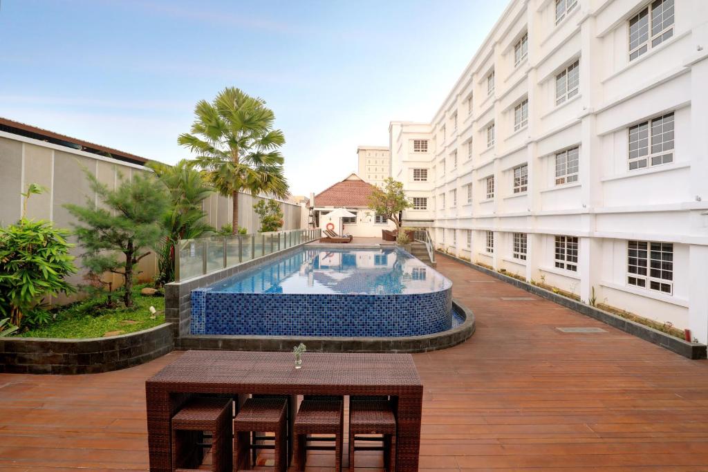 Bazén v ubytování Kokoon Hotel Surabaya nebo v jeho okolí