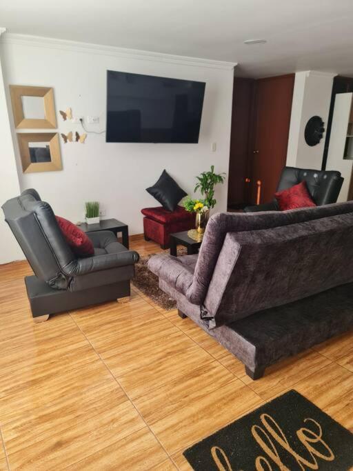 ein Wohnzimmer mit 2 Sofas und einem Flachbild-TV in der Unterkunft Apartamento 201 Riosucio in Ruiosucio